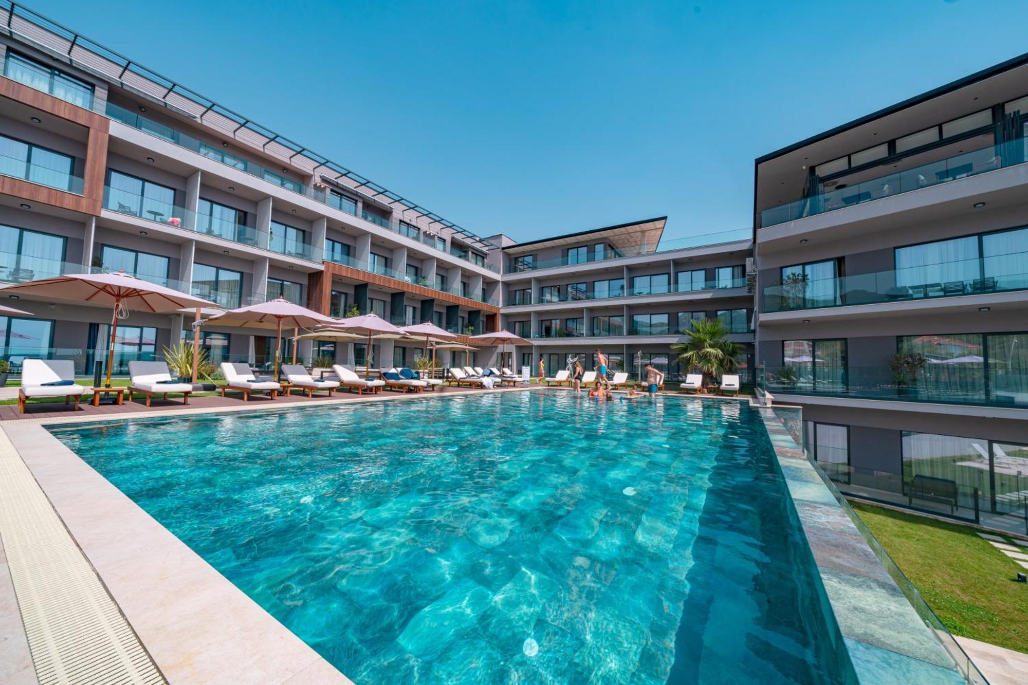 Royal Blue Resort & Residences Kavac Exterior photo